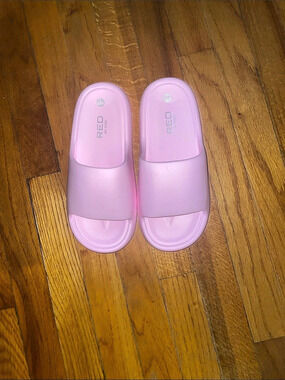 Reddy Slide Sandals in Pink Like New